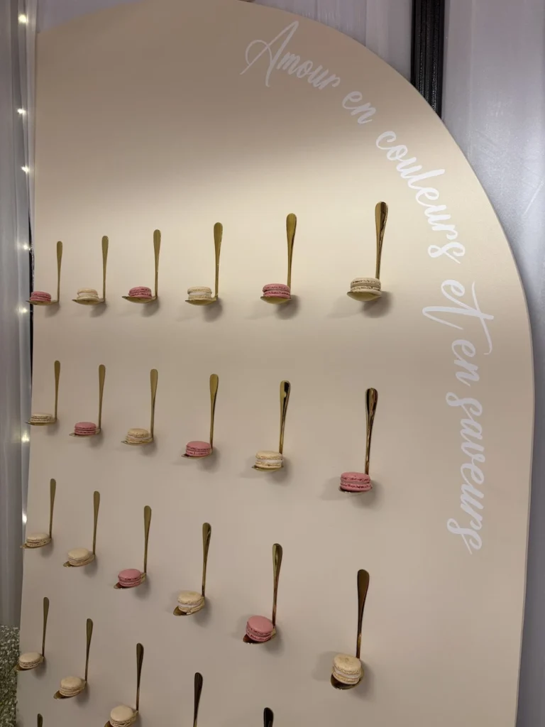 Mur décoratif avec des macarons