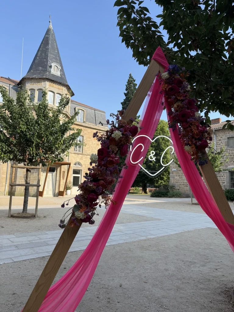 Tissu suspendu avec une plaque en forme de coeur
