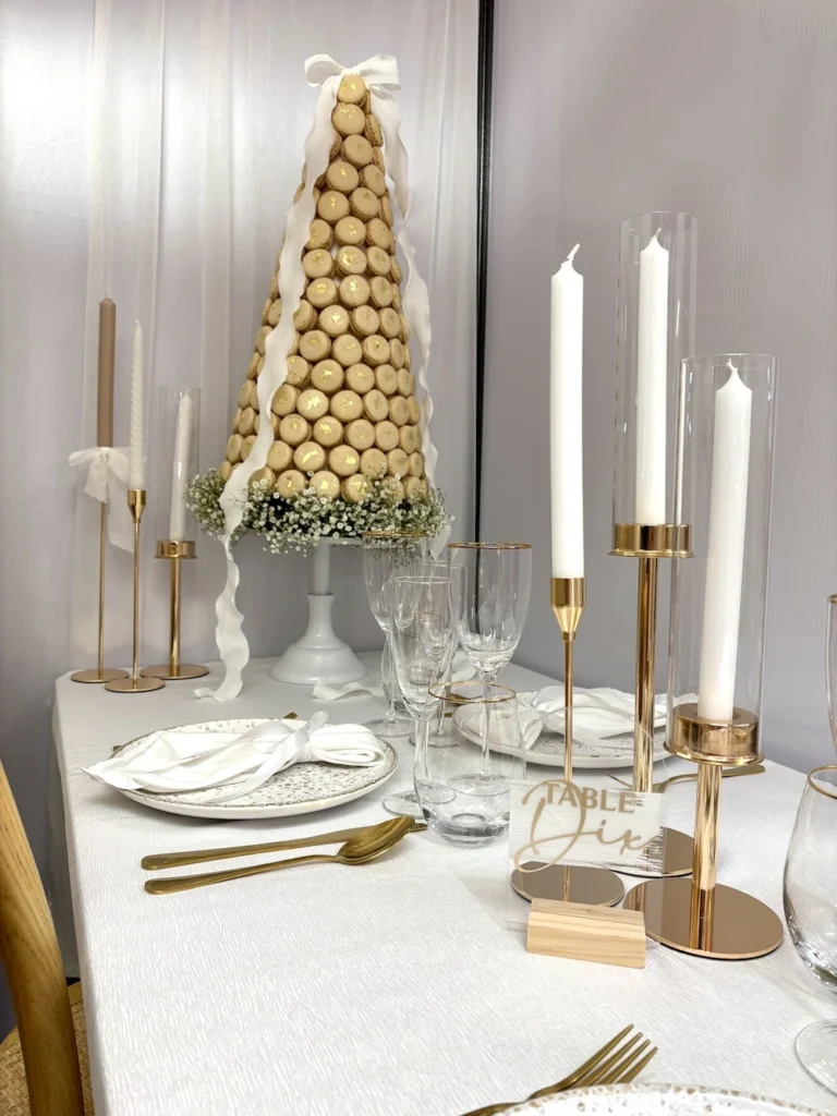 Table décorée avec une pièce montée