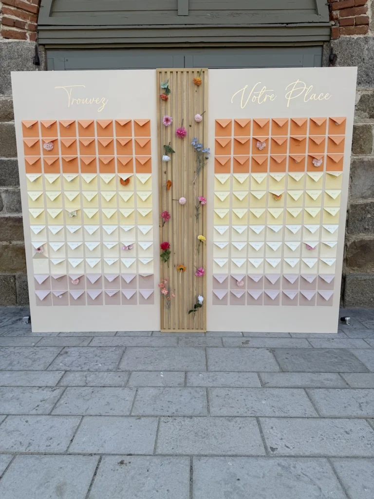 Mur avec enveloppes "Trouvez votre prénom"