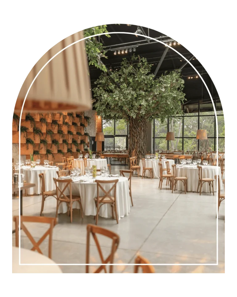 Salle des fêtes avec chaises et tables