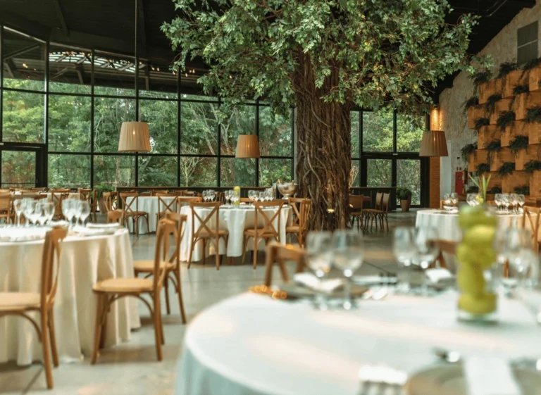 Salle avec chaises et tables